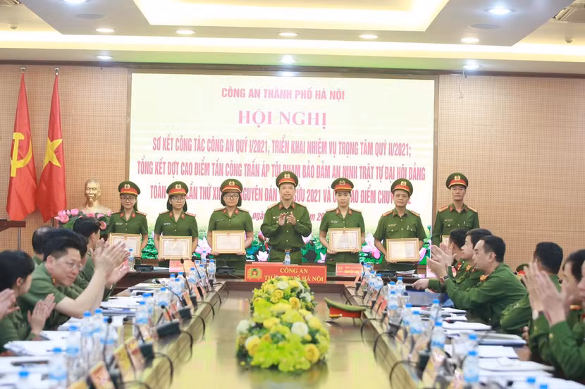 Đại tá Nguyễn Hồng Ky trao Giấy khen của Giám đốc CATP cho các tập thể, cá nhân có thành tích đột xuất trong đợt thi đua đặc biệt thực hiện chiến dịch thu nhận hồ sơ CCCD gắn chip từ ngày 11-3 đến ngày 17-3-2021