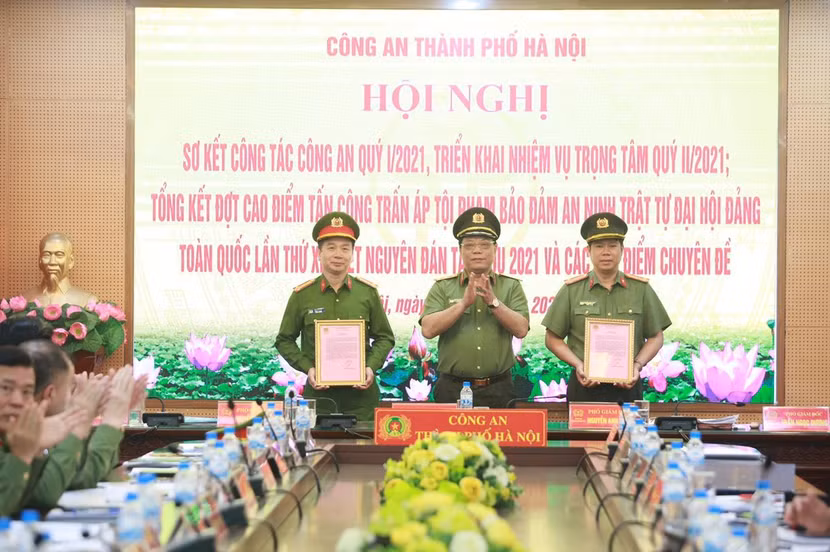 Thừa ủy quyền của lãnh đạo Bộ Công an, Trung tướng Nguyễn Hải Trung trao Thư khen của Bộ Công an cho các đơn vị có thành tích triệt xóa đường dây đánh bạc có tổ chức trên địa bàn quận Long Biên