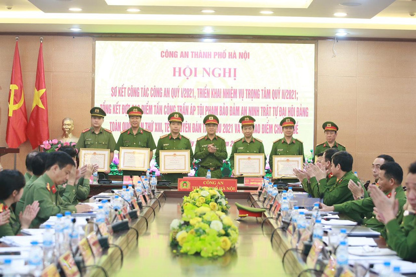 Đại tá Trần Ngọc Dương trao Bằng khen của UBND TP cho các tập thể, cá nhân có thành tích xuất sắc trong đợt cao điểm Đại tá Trần Ngọc Dương trao Bằng khen của UBND TP cho các tập thể, cá nhân có thành tích xuất sắc trong đợt cao điểm