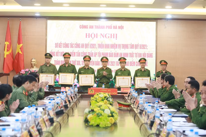 Đại tá Trần Ngọc Dương trao Bằng khen của UBND TP cho các tập thể, cá nhân có thành tích xuất sắc trong đợt cao điểm