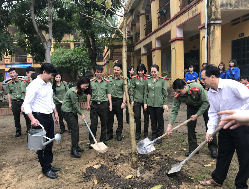 Đại diện các đơn vị và nhà trường, Đảng ủy xã Tân Hưng cùng trồng cây hưởng ứng lời kêu gọi của Thủ tướng Chính phủ