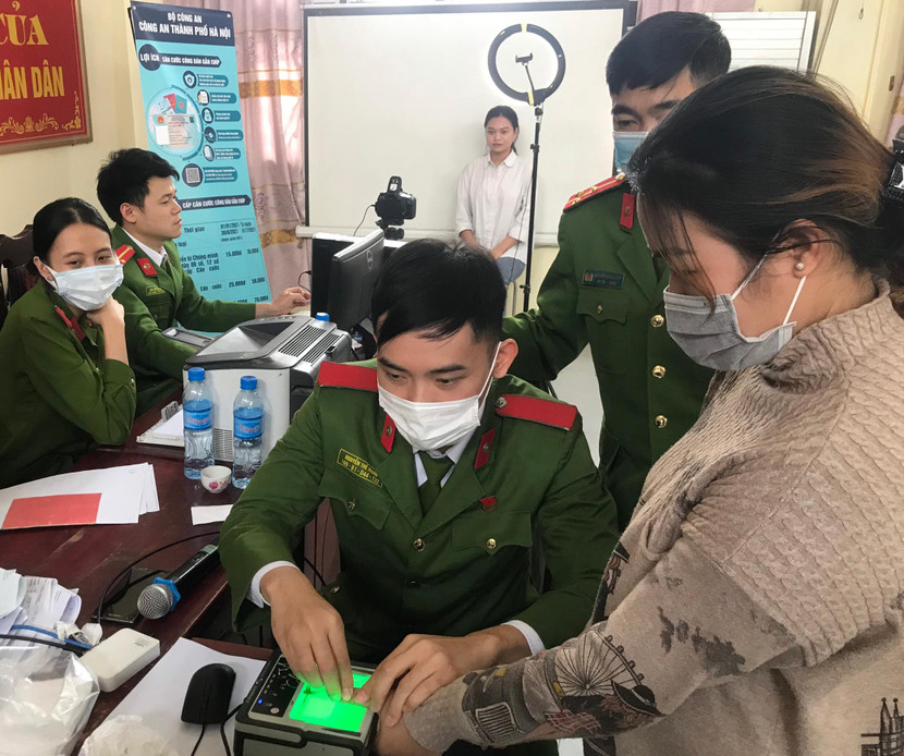 Học viên Khoa Quản lý hành chính về trật tự xã hội Học viện Cảnh sát nhân dân về thực tập đã nhanh chóng tham gia các tổ công tác cấp CCCD lưu động Học viên Khoa Quản lý hành chính về trật tự xã hội Học viện Cảnh sát nhân dân về thực tập đã nhanh chóng tham gia các tổ công tác cấp CCCD lưu động