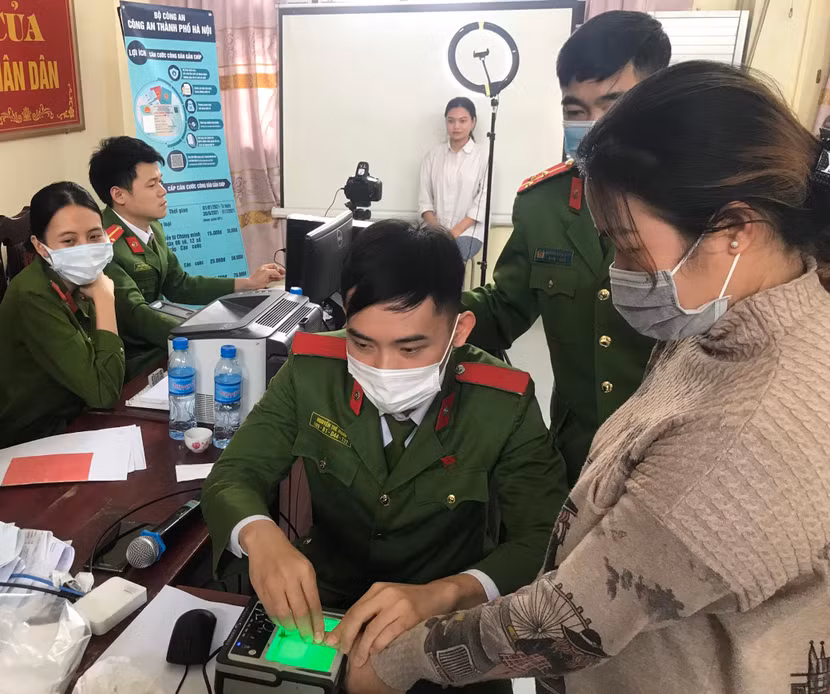 Học viên Khoa Quản lý hành chính về trật tự xã hội Học viện Cảnh sát nhân dân về thực tập đã nhanh chóng tham gia các tổ công tác cấp CCCD lưu động