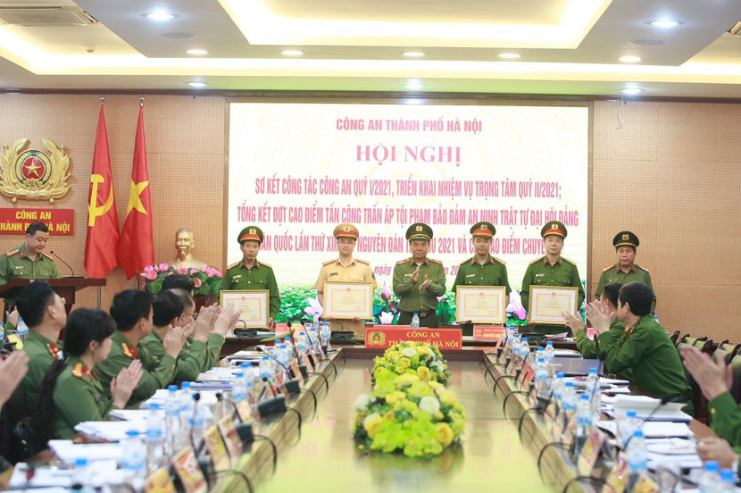 Thiếu tướng Nguyễn Anh Tuấn trao Bằng khen của Bộ Công an cho các tập thể, cá nhân có thành tích xuất sắc trong đợt cao điểm tấn công, trấn áp tội phạm đảm bảo ANTT Đại hội Đảng toàn quốc lần thứ XIII và Tết Nguyên đán Thiếu tướng Nguyễn Anh Tuấn trao Bằng khen của Bộ Công an cho các tập thể, cá nhân có thành tích xuất sắc trong đợt cao điểm tấn công, trấn áp tội phạm đảm bảo ANTT Đại hội Đảng toàn quốc lần thứ XIII và Tết Nguyên đán