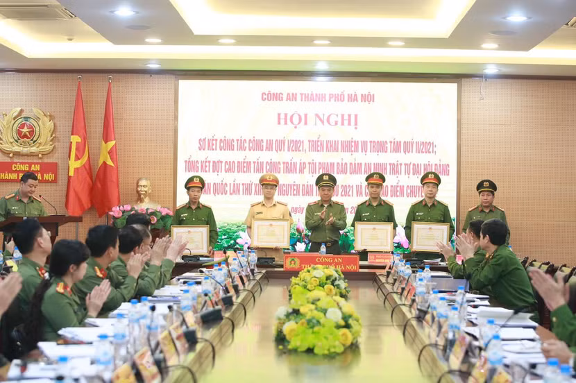 Thiếu tướng Nguyễn Anh Tuấn trao Bằng khen của Bộ Công an cho các tập thể, cá nhân có thành tích xuất sắc trong đợt cao điểm tấn công, trấn áp tội phạm đảm bảo ANTT Đại hội Đảng toàn quốc lần thứ XIII và Tết Nguyên đán