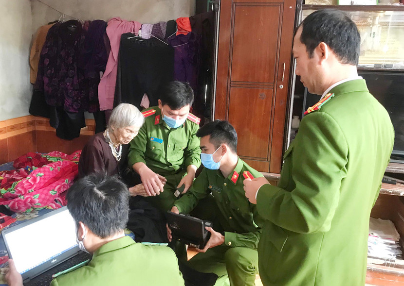 Tổ công tác đã thực hiện việc cấp CCCD lưu động tại nhà mẹ Nguyễn Thị Thép Tổ công tác đã thực hiện việc cấp CCCD lưu động tại nhà mẹ Nguyễn Thị Thép