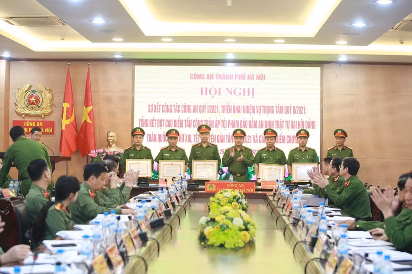 Đại tá Nguyễn Thanh Tùng trao Bằng khen của UBND TP cho các tập thể, cá nhân có thành tích xuất sắc trong đợt cao điểm