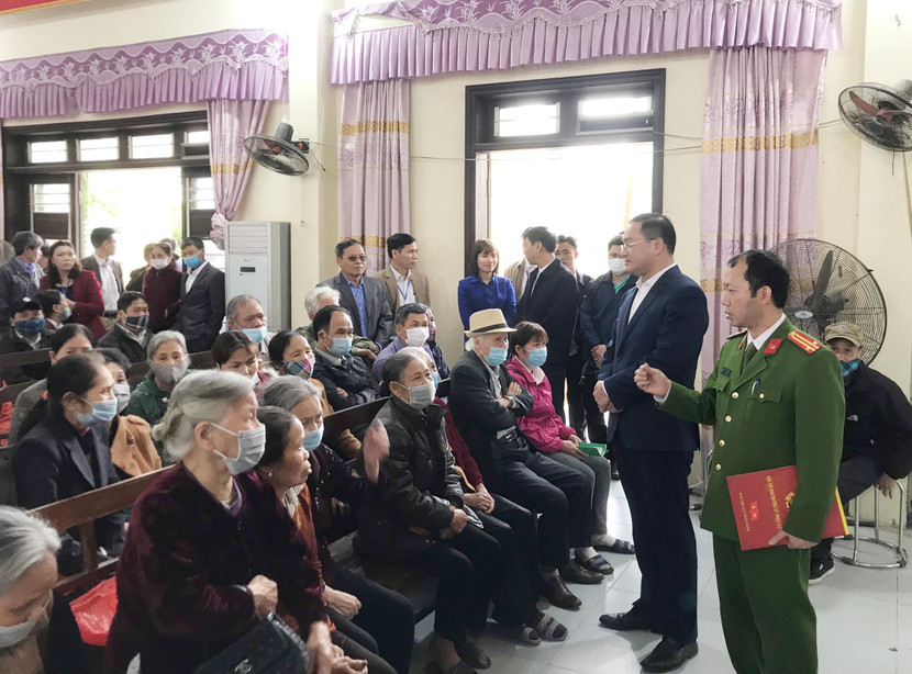 Đồng chí Nguyễn Ngọc Việt, Thành ủy viên, Bí thư Huyện ủy Mỹ Đức thăm hỏi người dân làm căn cước, động viên CBCS - CAH thực hiện nhiệm vụ cấp CCCD Đồng chí Nguyễn Ngọc Việt, Thành ủy viên, Bí thư Huyện ủy Mỹ Đức thăm hỏi người dân làm căn cước, động viên CBCS - CAH thực hiện nhiệm vụ cấp CCCD