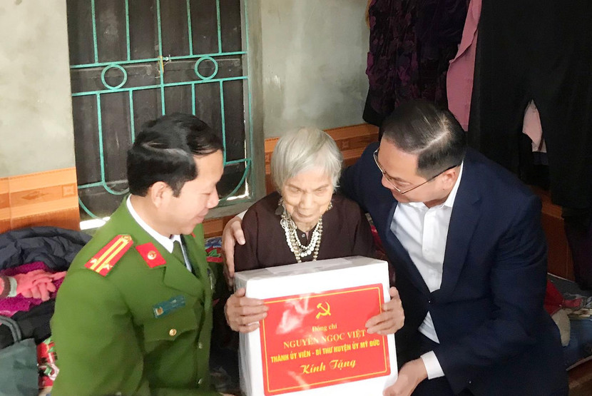Đồng chí Nguyễn Ngọc Việt, thăm hỏi tặng quà cụ Nguyễn Thị Thép, mẹ liệt sỹ ở xã Hợp Tiến Đồng chí Nguyễn Ngọc Việt, thăm hỏi tặng quà cụ Nguyễn Thị Thép, mẹ liệt sỹ ở xã Hợp Tiến