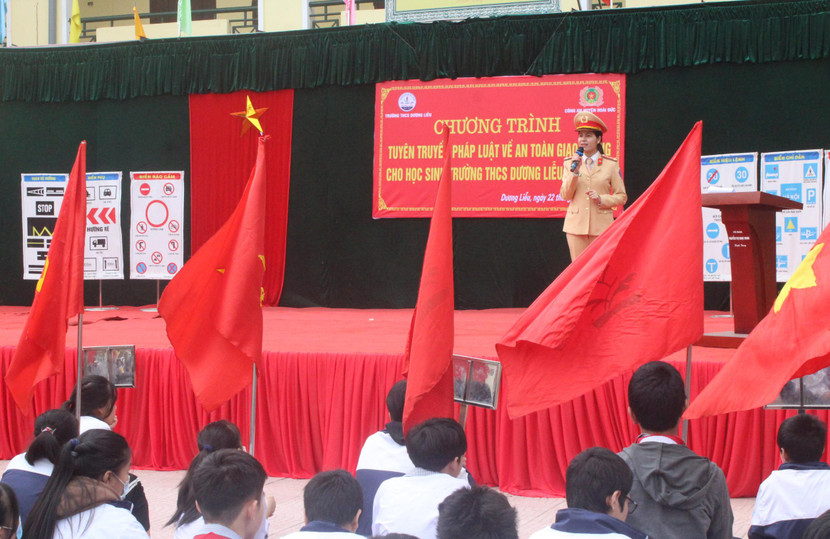 Cán bộ Đội CSGT CAH Hoài Đức tuyên truyền về các chủ đề liên quan đến việc điều khiển giao thông của các em học sinh