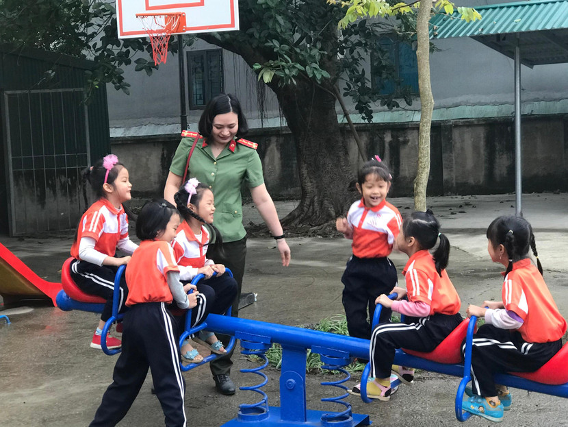 Niềm vui của các em nhỏ trường Tiểu học Tân Hưng