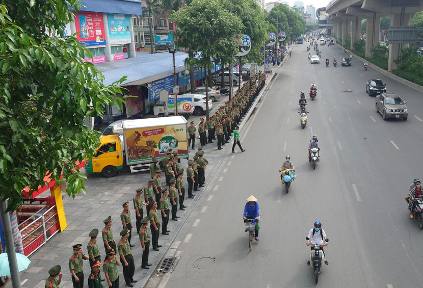 Sinh viên Học viện An ninh nhân dân chờ để đón đoàn xe chở linh cữu Thượng úy Đỗ Đức Việt đi qua Sinh viên Học viện An ninh nhân dân chờ để đón đoàn xe chở linh cữu Thượng úy Đỗ Đức Việt đi qua