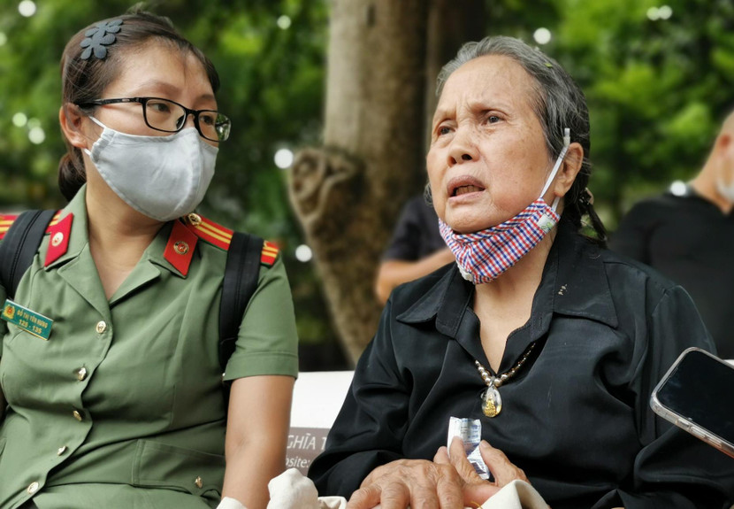 Bà Nguyễn Thị Thơ, người dân phố Ngọc Khánh dù tuổi đã cao và không hề quen biết 3 liệt sỹ, nhưng hôm nay vẫn đến tiễn biệt các anh lần cuối Bà Nguyễn Thị Thơ, người dân phố Ngọc Khánh dù tuổi đã cao và không hề quen biết 3 liệt sỹ, nhưng hôm nay vẫn đến tiễn biệt các anh lần cuối