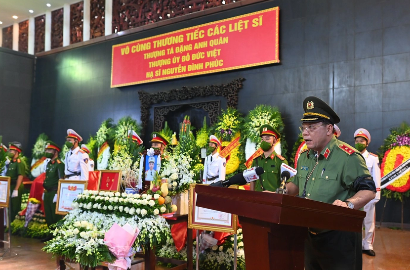 Trung tướng Nguyễn Hải Trung, Ủy viên Ban Thường vụ Thành ủy, Bí thư Đảng ủy, Giám đốc Công an Hà Nội đọc điếu văn tiễn biệt 3 Liệt sĩ
