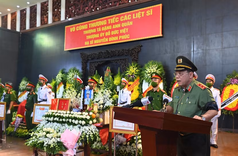 Trung tướng Nguyễn Hải Trung, Ủy viên Ban Thường vụ Thành ủy, Bí thư Đảng ủy, Giám đốc Công an Hà Nội đọc điếu văn tiễn biệt 3 Liệt sĩ