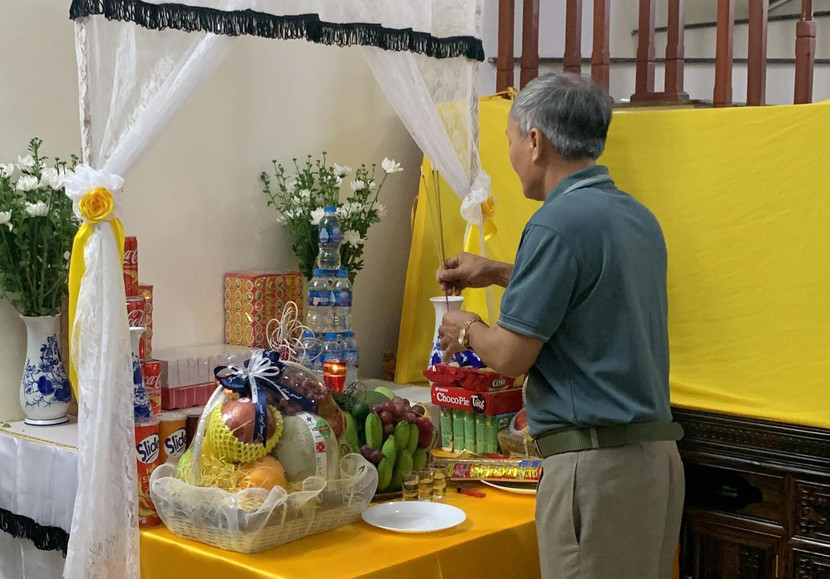 Ông Phạm Văn Hoan thắp hương và gửi quà tri ân đến Thượng úy Đỗ Đức Việt Ông Phạm Văn Hoan thắp hương và gửi quà tri ân đến Thượng úy Đỗ Đức Việt