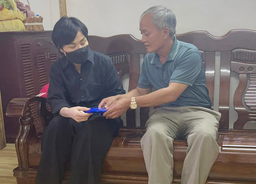 Chia sẻ nỗi đau, sự mất mát với mẹ Hạ sỹ Nguyễn Đình Phúc Chia sẻ nỗi đau, sự mất mát với mẹ Hạ sỹ Nguyễn Đình Phúc