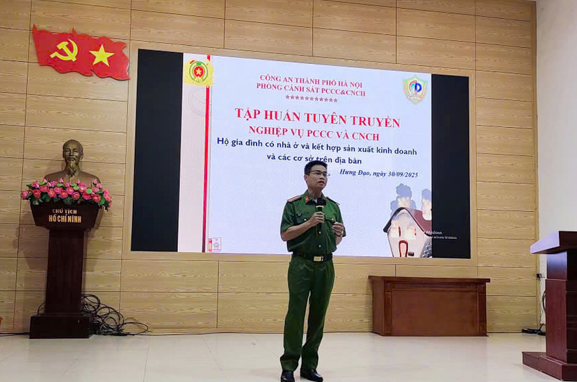 Trung tá Cao Nguyễn Song Phước, cán bộ Đội CC&CNCH khu vực số 29 đã phổ biến một số nội dung về công tác phòng cháy chữa cháy Trung tá Cao Nguyễn Song Phước, cán bộ Đội CC&CNCH khu vực số 29 đã phổ biến một số nội dung về công tác phòng cháy chữa cháy