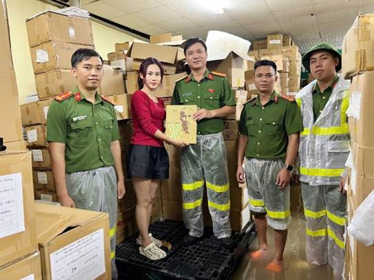Công ty đã gửi tặng cuốn sách “Hồ Chí Minh – Trái tim quả đất” như lời tri ân tới CBCS Công an phường