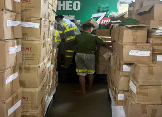 CBCS Công an phường Xuân Đỉnh hỗ trợ di chuyển kho sách tránh ngập nước