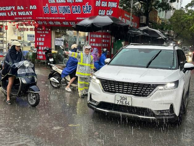 Phân luồng giao thông trong cơn mưa tầm tã
