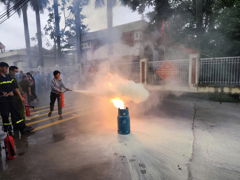 Các học viên được hướng dẫn và sử dụng phương tiện chữa cháy tại chỗ để dập tắt đám cháy giả định Các học viên được hướng dẫn và sử dụng phương tiện chữa cháy tại chỗ để dập tắt đám cháy giả định