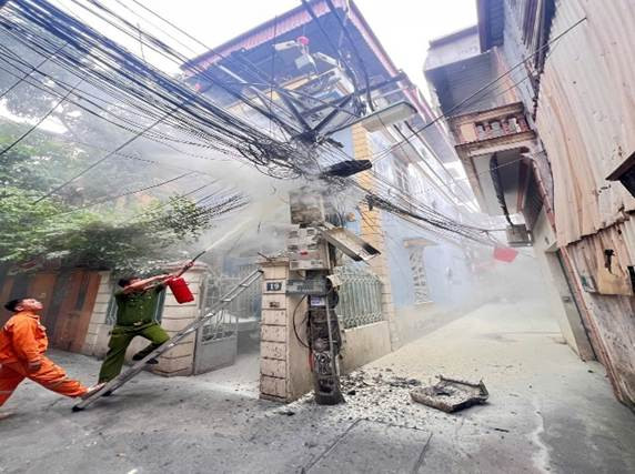 Công an phường Xuân Đỉnh phối hợp công ty điện lực và các lực lượng kịp thời dập tắt chập cháy tại cột điện