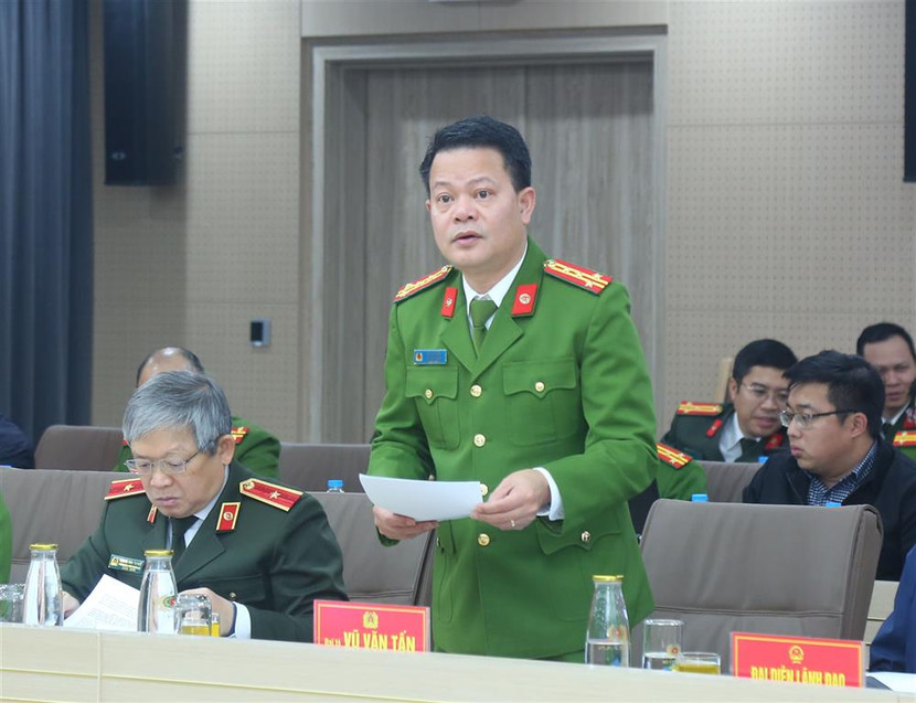 Đại tá Vũ Văn Tấn, Phó Cục trưởng Cục Cảnh sát QLHC về TTXH phát biểu tại cuộc họp Đại tá Vũ Văn Tấn, Phó Cục trưởng Cục Cảnh sát QLHC về TTXH phát biểu tại cuộc họp
