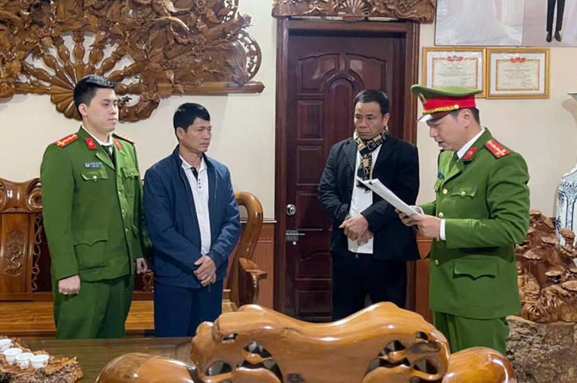 Cơ quan CSĐT Công an tỉnh Sơn La thi hành lệnh khởi tố bị can đối với Đỗ Xuân Thuận về tội cho vay lãi nặng trong giao dịch dân sự Cơ quan CSĐT Công an tỉnh Sơn La thi hành lệnh khởi tố bị can đối với Đỗ Xuân Thuận về tội cho vay lãi nặng trong giao dịch dân sự