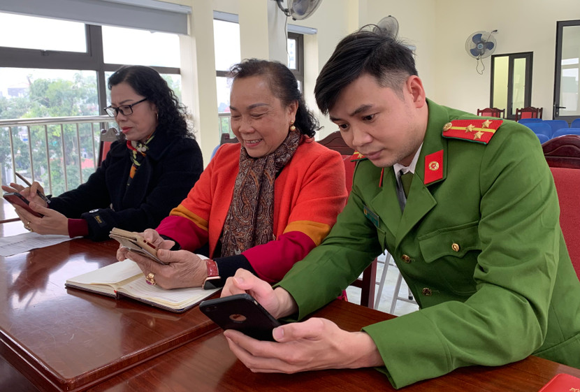 Lực lượng công an hướng dẫn cán bộ cơ sở Đảng cài đặt phần mềm “Theo dõi tiến trình Đại hội Đảng bộ các cấp qua ứng dụng VNeID” Lực lượng công an hướng dẫn cán bộ cơ sở Đảng cài đặt phần mềm “Theo dõi tiến trình Đại hội Đảng bộ các cấp qua ứng dụng VNeID”