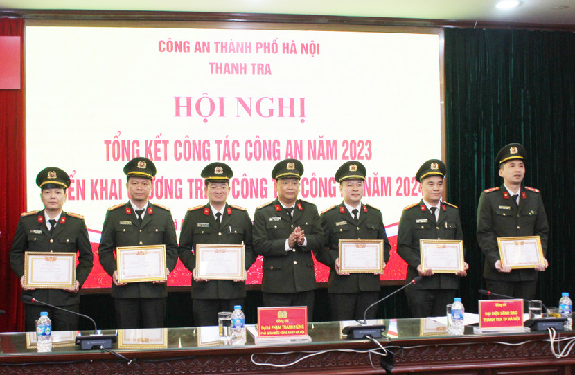 Đại tá Phạm Thanh Hùng trao danh hiệu Chiến sỹ Thi đua cơ sở cho các cá nhân