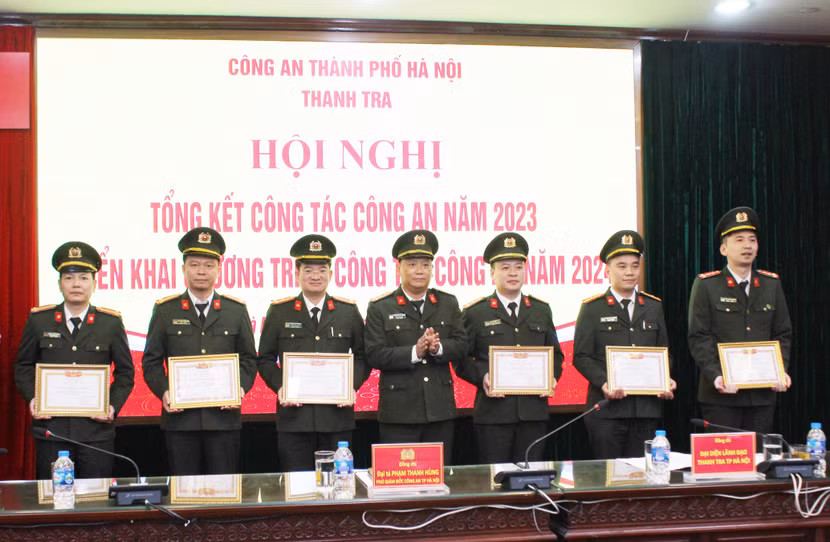 Đại tá Phạm Thanh Hùng trao danh hiệu Chiến sỹ Thi đua cơ sở cho các cá nhân