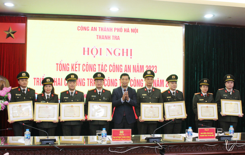 Đồng chí Kiều Xuân Huy, Phó Chánh Thanh tra TP Hà Nội trao khen thưởng của Thanh tra TP Hà Nội cho các cá nhân, tập thể