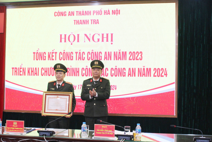 Đại tá Phạm Thanh Hùng trao Bằng khen của Thủ tướng Chính phủ cho cá nhân đang công tác tại Thanh tra CATP