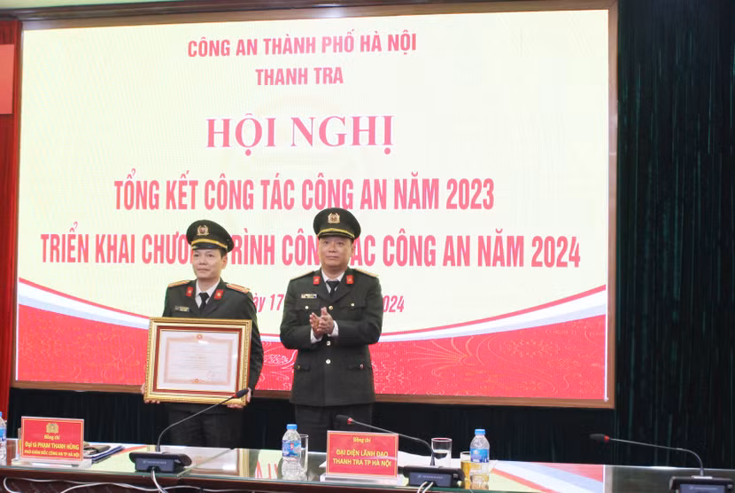 Đại tá Phạm Thanh Hùng trao Bằng khen của Thủ tướng Chính phủ cho cá nhân đang công tác tại Thanh tra CATP