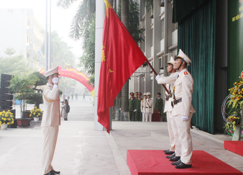 Đại diện sinh viên khóa D42 Việt Nam tuyên thệ dưới Quốc kỳ hứa đi bất cứ đâu, làm bất cứ việc gì khi Đảng, Tổ quốc, nhân dân và ngành yêu cầu