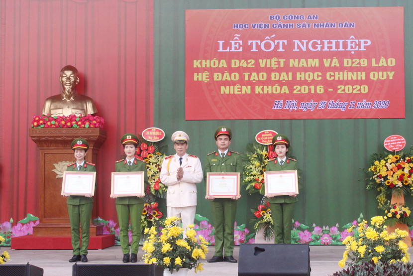 Thiếu tướng Trần Minh Hưởng trao Bằng khen của Bộ trưởng Bộ Công an cho những sinh viên khóa D42 đã có thành tích xuất sắc trong học tập và rèn luyện