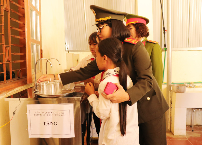 Các em học sinh trường Phổ thông dân tộc bán trú Loóng Sập đã có nước sạch uống trực tiếp tại vòi, góp phần giảm bớt khó khăn về cơ sở vật chất trong nhà trường Các em học sinh trường Phổ thông dân tộc bán trú Loóng Sập đã có nước sạch uống trực tiếp tại vòi, góp phần giảm bớt khó khăn về cơ sở vật chất trong nhà trường