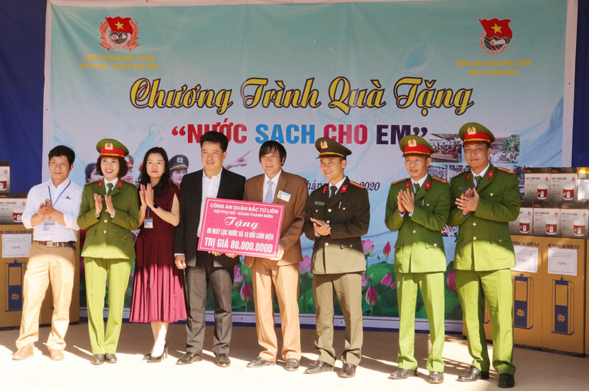 Đại diện chỉ huy, Hội Phụ nữ, Đoàn Thanh niên CAQ Bắc Từ Liêm trao tặng 9 máy lọc nước và nồi cơm điện cho đại diện trường Phổ thông dân tộc nội trú Loóng Sập Đại diện chỉ huy, Hội Phụ nữ, Đoàn Thanh niên CAQ Bắc Từ Liêm trao tặng 9 máy lọc nước và nồi cơm điện cho đại diện trường Phổ thông dân tộc nội trú Loóng Sập