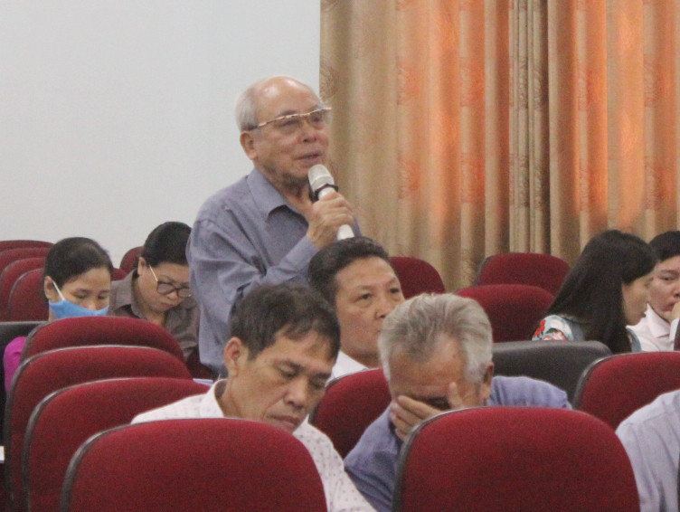 Ông Nguyễn Duy Tuyến, cử tri phường Cổ Nhuế 1 nêu ý kiến về khó khăn khi vận động nhân dân bàn giao đất cho dự án