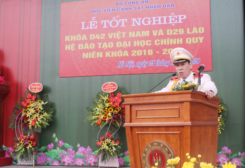 GS.TS Trần Minh Hưởng, Giám đốc Học viện Cảnh sát nhân dân phát biểu giao nhiệm vụ cho tân sỹ quan Cảnh sát Việt Nam và Lào