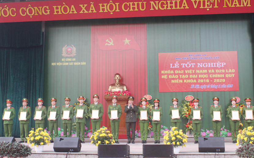 Đại tá Lê Minh Thảo, Phó Cục trưởng Cục Tổ chức cán bộ Bộ Công an trao Quyết định điều động cho đại diện học viên D42 Việt Nam