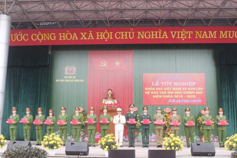 Thiếu tướng Trần Minh Hưởng, Giám đốc Học viện Cảnh sát nhân dân trao Bằng tốt nghiệp cho sinh viên D42 Việt Nam và D29 Lào