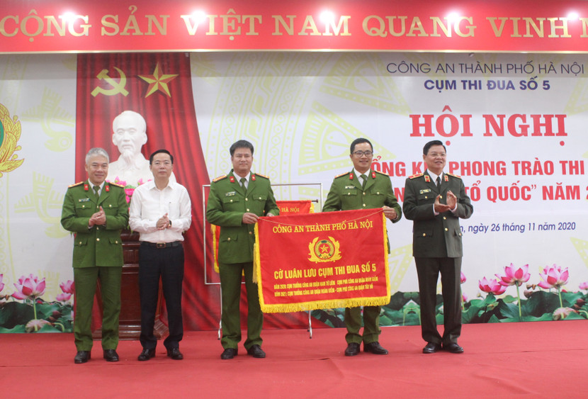 Bàn giao Cờ luân lưu đơn vị Cụm trưởng từ CAQ Nam Từ Liêm sang CAQ Hoàn Kiếm