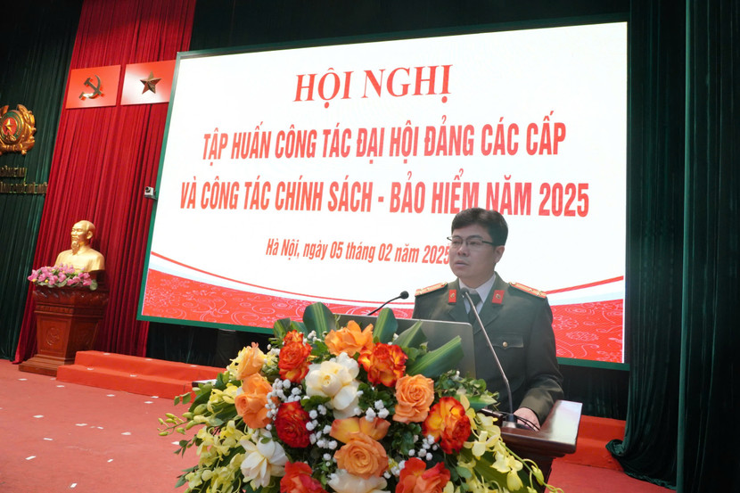 Thượng tá Nguyễn Quốc Cường, Phó trưởng Phòng Tài chính triển khai nội dung tập huấn