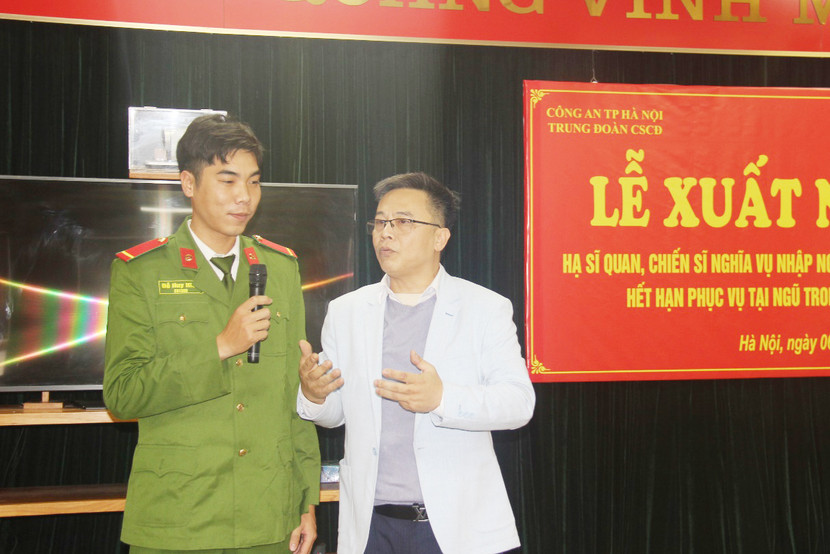 Chuyên gia hướng nghiệp trao đổi với chiến sỹ tại chương trình Chuyên gia hướng nghiệp trao đổi với chiến sỹ tại chương trình