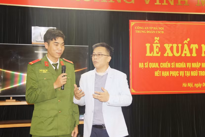 Chuyên gia hướng nghiệp trao đổi với chiến sỹ tại chương trình