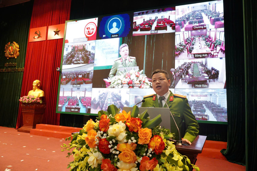 Trung tá Nguyễn Thành Lâm, Trưởng phòng Cảnh sát QLHC về TTXH trình bày nội dung tập huấn