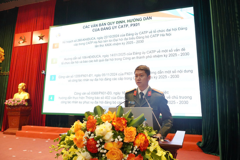 Trung tá Hoàng Tâm, Phó trưởng Phòng Tổ chức cán bộ quán triệt nội dung tập huấn