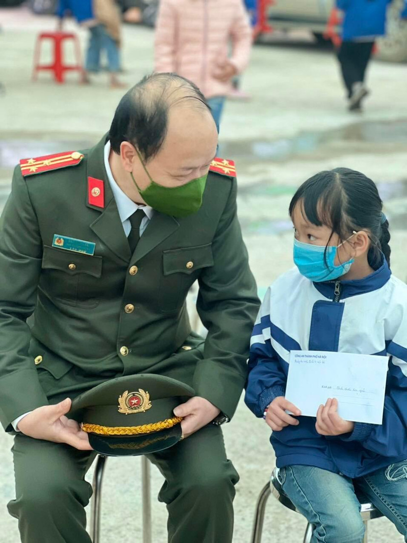 Những món quà nhỏ giúp các em thêm niềm tin vào tương lai, biết sẻ chia với những hoàn cảnh khó khăn